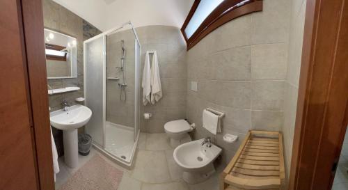 ein Bad mit einem Waschbecken, einem WC und einer Dusche in der Unterkunft Agriturismo Torre del Cardo in Torre Lapillo