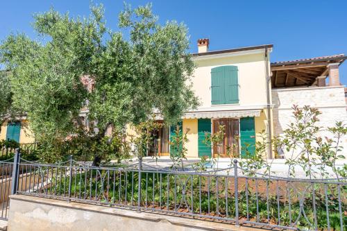 Κήπος έξω από το Charming Orange Apartment with Private Pool and Garden Oasis