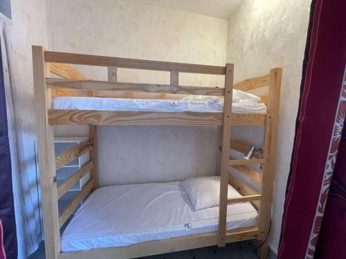 quelques lits superposés dans une chambre dans l'établissement Studio alcôve 4 pers à 50m de la plage avec balcon et cave vélos, Saint-Jean-de-Monts - FR-1-224C-448, à Saint-Jean-de-Monts
