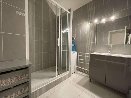 une salle de bain avec douche et lavabo dans l'établissement Studio alcôve 4 pers à 50m de la plage avec balcon et cave vélos, Saint-Jean-de-Monts - FR-1-224C-448, à Saint-Jean-de-Monts