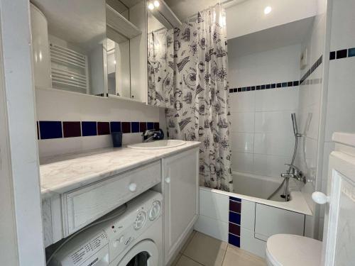 une salle de bain blanche avec une machine à laver à l'intérieur dans l'établissement Studio Mezzanine 4 Pers, Plage à 50m, Parking Privé - FR-1-224C-591, à Saint-Jean-de-Monts