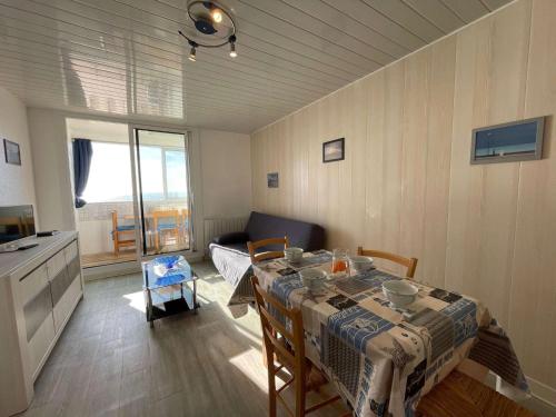 - un salon avec une table et une chambre avec un canapé dans l'établissement Appartement 3 pièces Saint-Hilaire-de-Riez, 50m plage, parking, animaux admis - FR-1-224C-616, à Saint-Hilaire-de-Riez