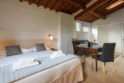- une chambre avec un lit, un bureau et une table dans l'établissement Casa Barontini, à Florence