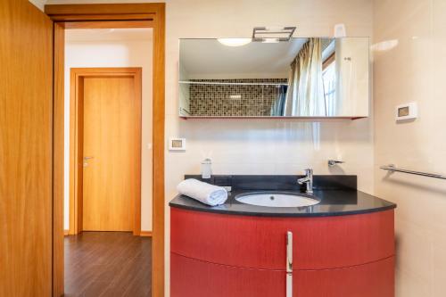 Η κουζίνα ή μικρή κουζίνα στο Charming Orange Apartment with Private Pool and Garden Oasis
