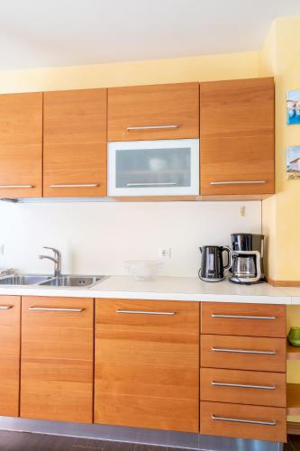 Η κουζίνα ή μικρή κουζίνα στο Charming Orange Apartment with Private Pool and Garden Oasis