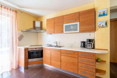 Η κουζίνα ή μικρή κουζίνα στο Charming Orange Apartment with Private Pool and Garden Oasis