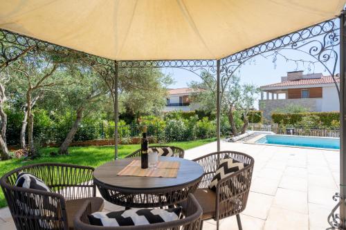 Πισίνα στο ή κοντά στο Charming Orange Apartment with Private Pool and Garden Oasis