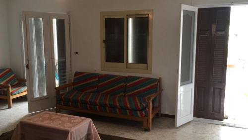 ein Wohnzimmer mit einem Sofa und 2 Fenstern in der Unterkunft قريه رمسيس الساحل الشمالي الكيلو ٤٥ in Dawwār Abū Maḩrūs