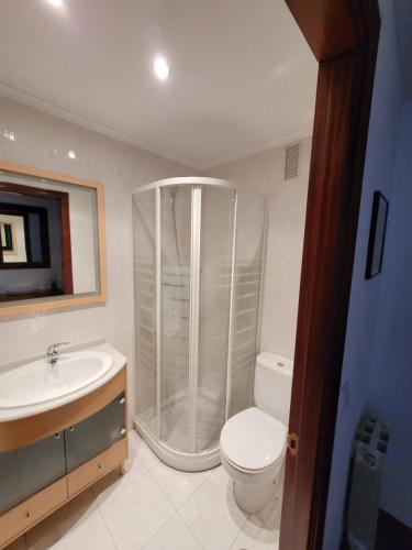 een badkamer met een douche, een toilet en een wastafel bij Nuevo! 3 habitaciones con garaje privado in Santander