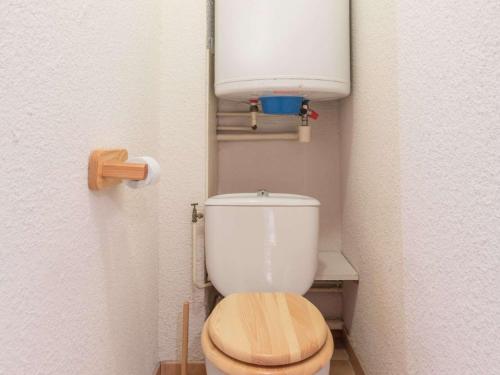 - une petite salle de bains avec toilettes dans une cabine dans l'établissement Appartement Montgenèvre 4 pers, parking, départ skis aux pieds - FR-1-330D-54, à Montgenèvre