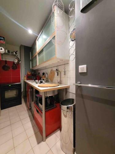 une petite cuisine avec un évier et un réfrigérateur dans l'établissement Vieux Nice Vibrant Central Apt, à Nice