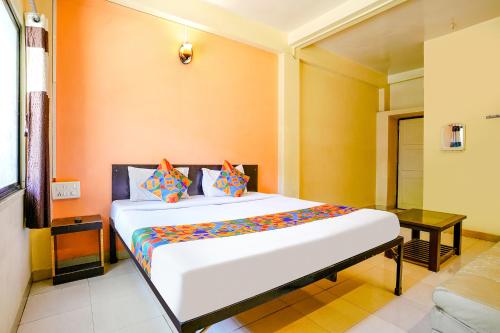 Llit o llits en una habitació de FabExpress Ravikiran