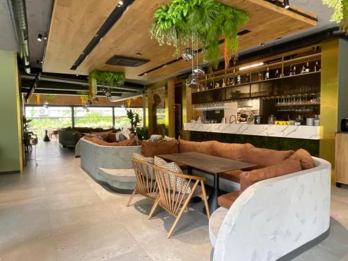 un restaurante con sofás, mesa y sillas en MM Boutique Hotel en Burgas