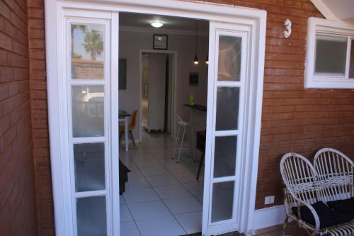 a door leading to a room with a table and chairs at Casa Ourinhos Pet Friendly in Ourinhos