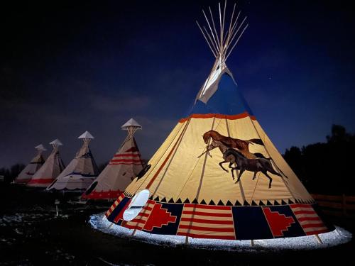 una tenda da circo con un cavallo sopra di INDIANA CAMP - 150 m od Suntago Park a Grabce
