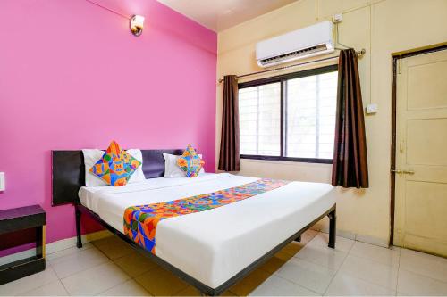 Ένα ή περισσότερα κρεβάτια σε δωμάτιο στο Hotel Ravikiran - In Dhankawadi