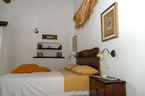 a bedroom with a bed and a dresser with a table at Villa Aurora by Mmega in Monte Rinaldo