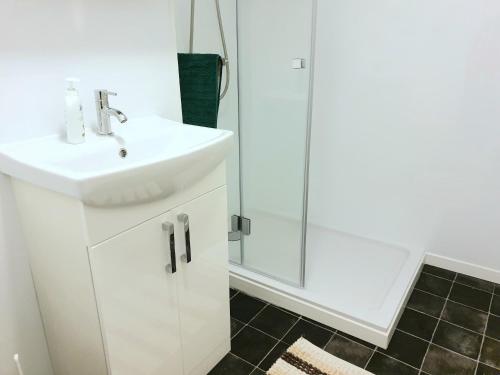 a bathroom with a sink and a shower at Private ROOMS ONLY with SHARED bathroom near Elephant & Castle (zone 2) in London
