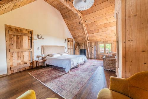 Un pat sau paturi într-o cameră la La Clayette - Charmante maison avec piscine privée