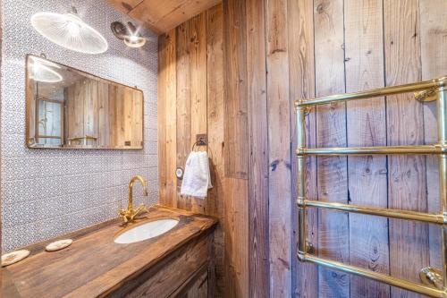 A bathroom at La Clayette - Charmante maison avec piscine privée