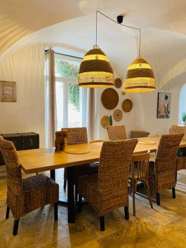 une salle à manger avec une table et des chaises en bois dans l'établissement Aux quatre Voûtes, à Saint-Marcel-dʼArdèche