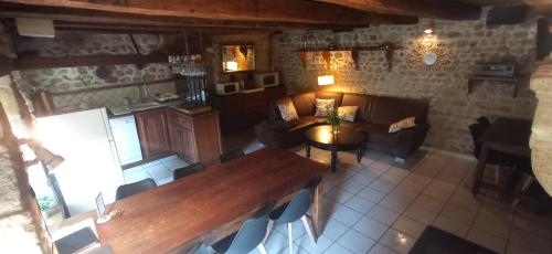 vistas panorámicas a una sala de estar con mesa y sillas en Maison du Moulin Galuzot, en Saint-Vallier