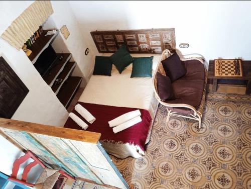 salon z łóżkiem i kanapą w obiekcie Casa Nayib w mieście Vejer de la Frontera