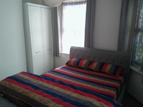 Katil atau katil-katil dalam bilik di South Coast Guest Rooms With free onsite Parking