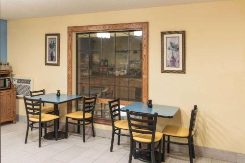 ein Esszimmer mit zwei Tischen und Stühlen in der Unterkunft Days Inn by Wyndham Tucumcari in Tucumcari