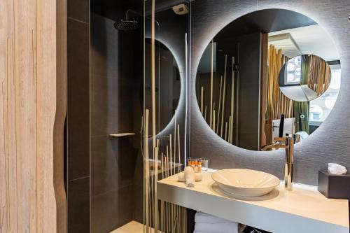 La salle de bains est pourvue d'un lavabo et d'un miroir. dans l'établissement Belaroïa Montpellier Centre Saint Roch, à Montpellier