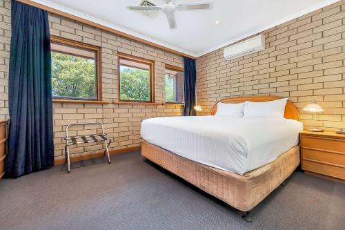 um quarto com uma cama grande e 2 janelas em Comfort Inn & Suites Sombrero em Adelaide
