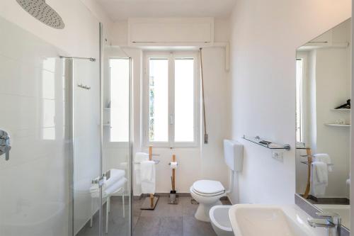 bagno bianco con servizi igienici e lavandino di Hotel San Michele a Celle Ligure