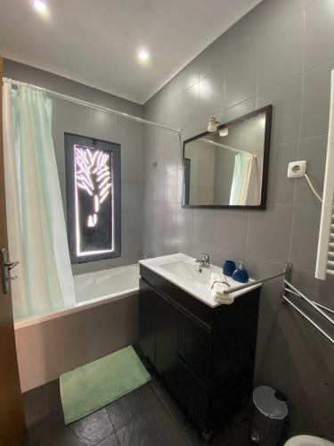 y baño con lavabo y espejo. en Casa da Estrela en Ribeira Grande