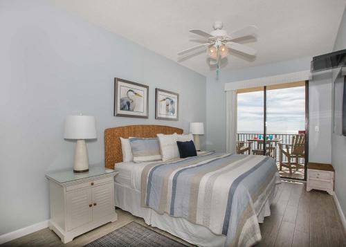 een slaapkamer met een bed en een plafondventilator bij Phoenix V 1404 in Orange Beach