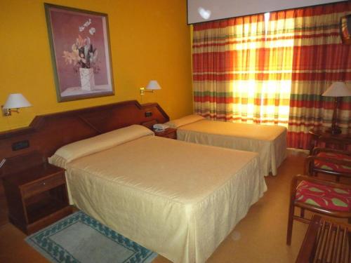 Ένα ή περισσότερα κρεβάτια σε δωμάτιο στο Hotel Sarga