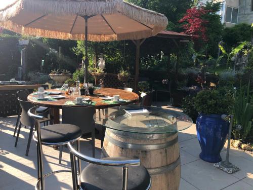 a patio with a table and chairs and an umbrella at La Petalerie in Épernay