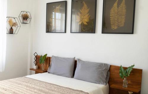 een slaapkamer met een bed met vier foto's aan de muur bij Newely remodeled apartment only 1 min to the beach! in Miami Beach