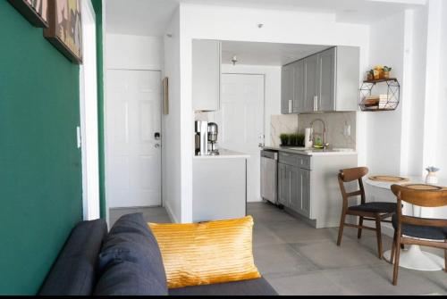 Newely remodeled apartment only 1 min to the beach! في ميامي بيتش: غرفة معيشة مع أريكة ومطبخ