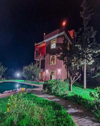 La alberca dentro o cerca de Dar TOUFTEN