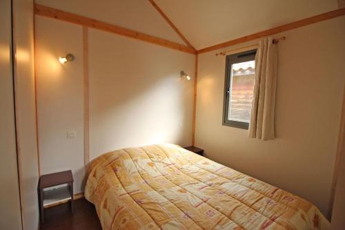 sypialnia z łóżkiem i oknem w obiekcie Vazais w mieście Verneuil-sur-Vienne