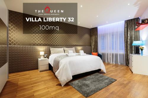 une chambre d'hôtel avec un lit et une télévision dans l'établissement The Queen Luxury Apartments - Villa Liberty, à Luxembourg