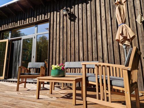 un patio con 2 sillas y un banco en una terraza en Elulille maja mere läheduses Lahemaa rüpes, en Andineeme