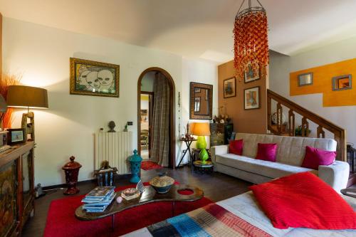 - un salon avec un canapé et une table dans l'établissement Mini Appartamento verde, à Gallipoli