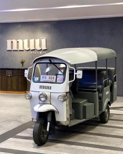 une petite voiturette de golf garée dans une salle d'exposition dans l'établissement MUU Bangkok, Petits Hôtels de Luxe du Monde, à Bangkok