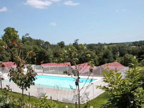 uma vista para uma piscina com árvores ao fundo em Verdoyer em Verneuil-sur-Vienne