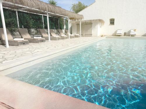 ein Pool mit blauem Wasser in einem Haus in der Unterkunft Blanc Sable Hôtel in Golfe-Juan