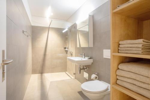 ein kleines Bad mit WC und Waschbecken in der Unterkunft Hotel Tannenboden in Flumserberg