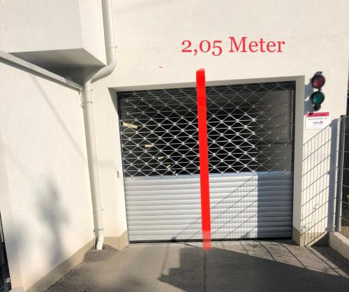 uma porta de garagem com uma linha vermelha à frente em Apartments Wile Süd em Viena