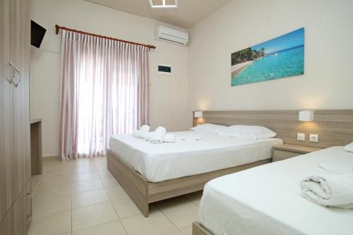 シビリにあるSiviri Roomsのベッド2台が備わる海の景色を望むホテルルームです。
