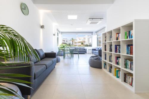 un soggiorno con divano e librerie di Dunas Hostel & Guesthouse ad Alvor